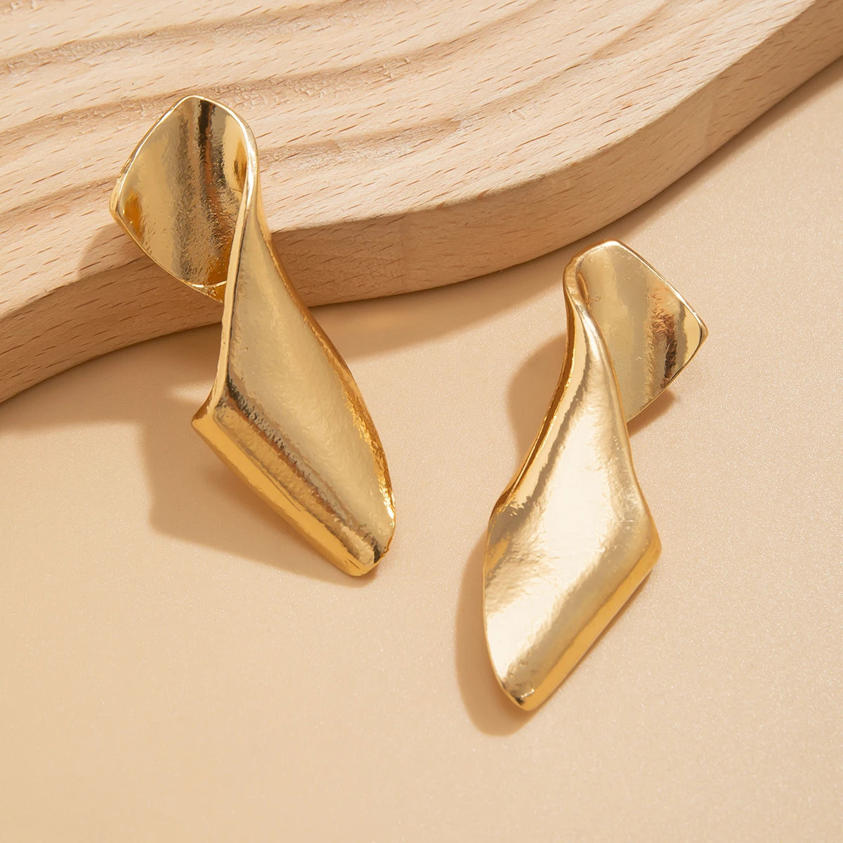 Vintage Irregular Geometric Metal Twisted Stud Earrings for Women Trend 2024 Gold Color Piercing Earring Jewelry Accessories New