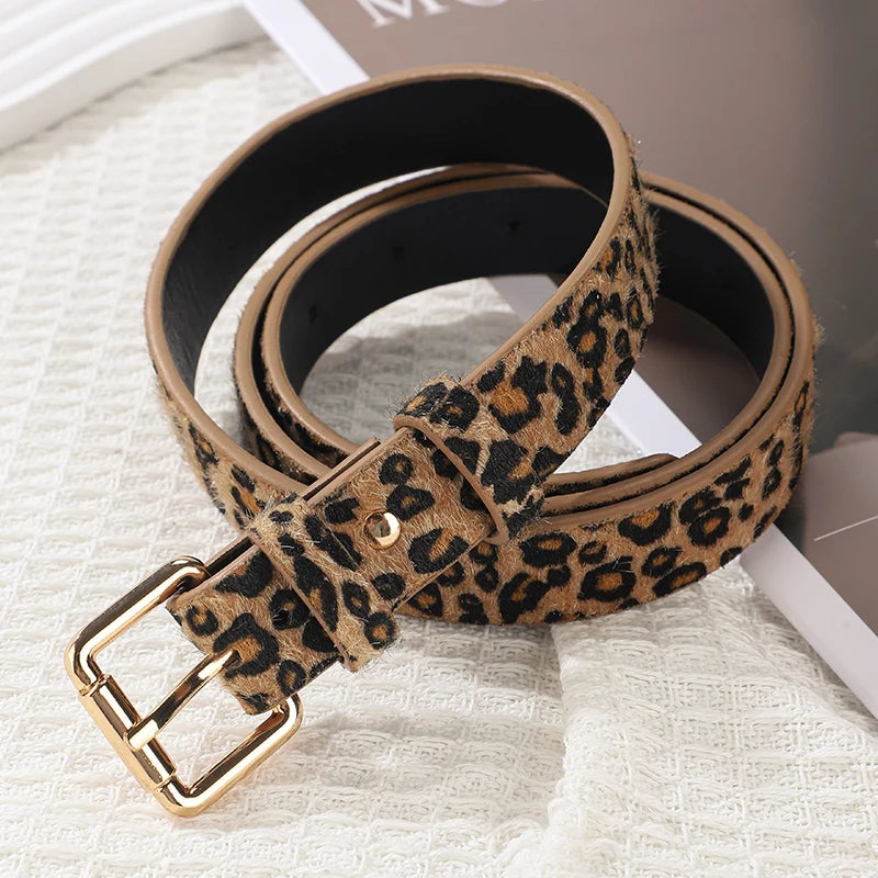 Modny pasek damski w panterkę – do jeansów i nie tylko